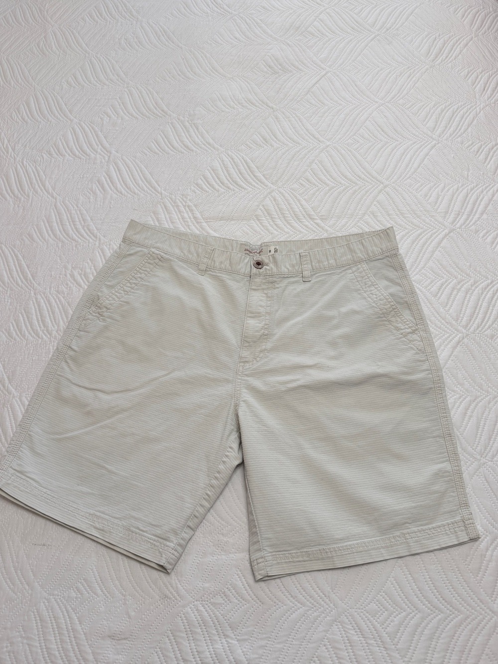 Weatherproof Vintage Men’s Ivory Cotton Shorts. Size 38